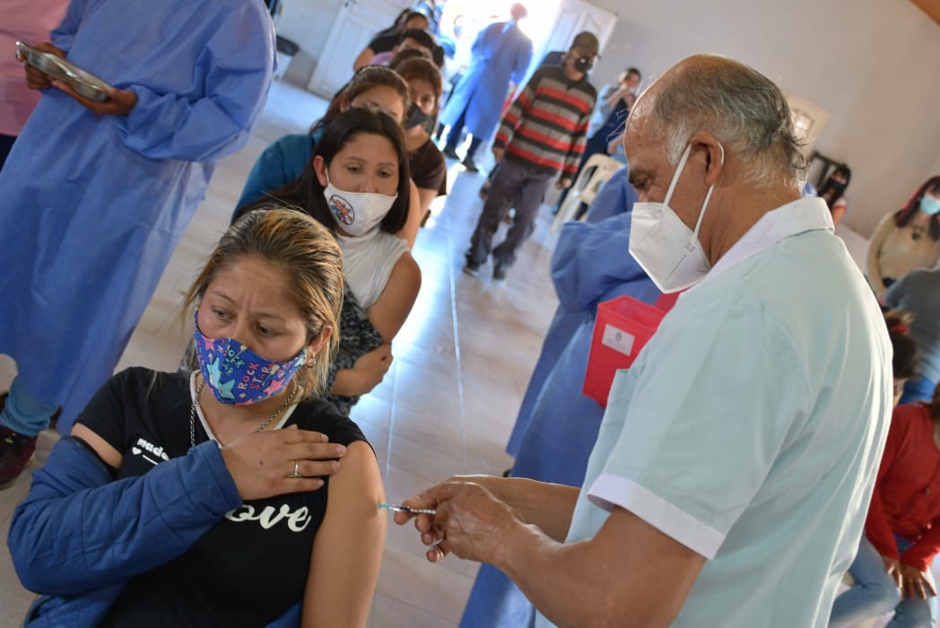 Combinaciones erróneas de vacunas contra el covid las volvieron más efectivas